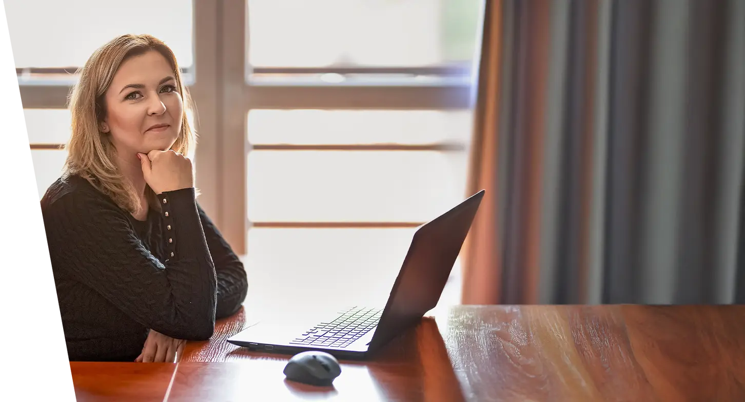 Właścicielka Biura Rachunkowego CDM przy biurku z laptopem